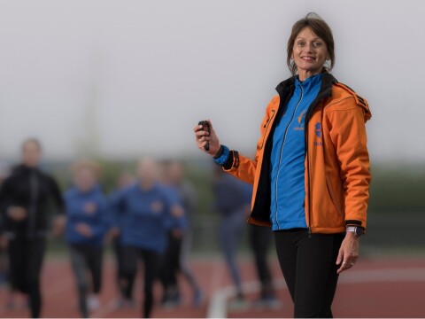 Jeugdatletiek trainer Mila AV Lycurgus liggend foto Paul Hagnauer